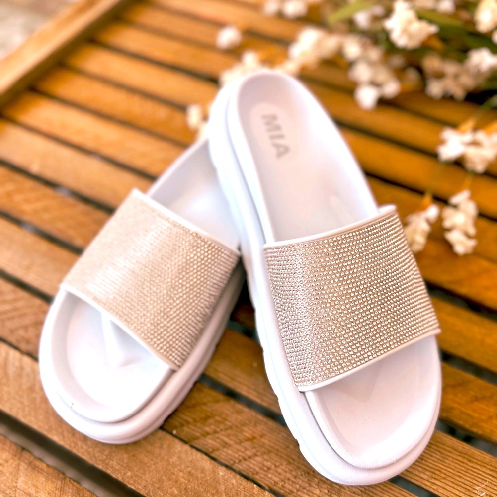 MIA size 9 women’s sandals-brand new in box